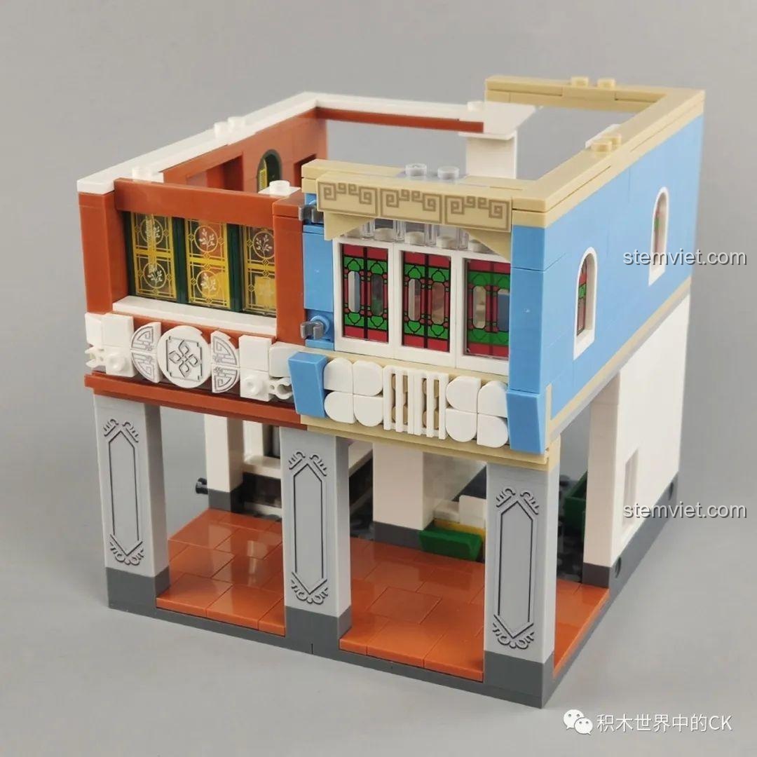 Góc nhìn bên ngoài tầng 2 của mô hình Phố Cổ Kiến Trúc Qilou WOMA C0336, với kiến trúc độc đáo và màu sắc hài hòa.