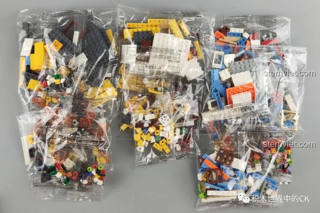 Mặt sau minifigures bộ lắp ghép WOMA C0339 Khu Phố Cổ Qilou, đồ chơi xây dựng 339, chi tiết sắc nét.