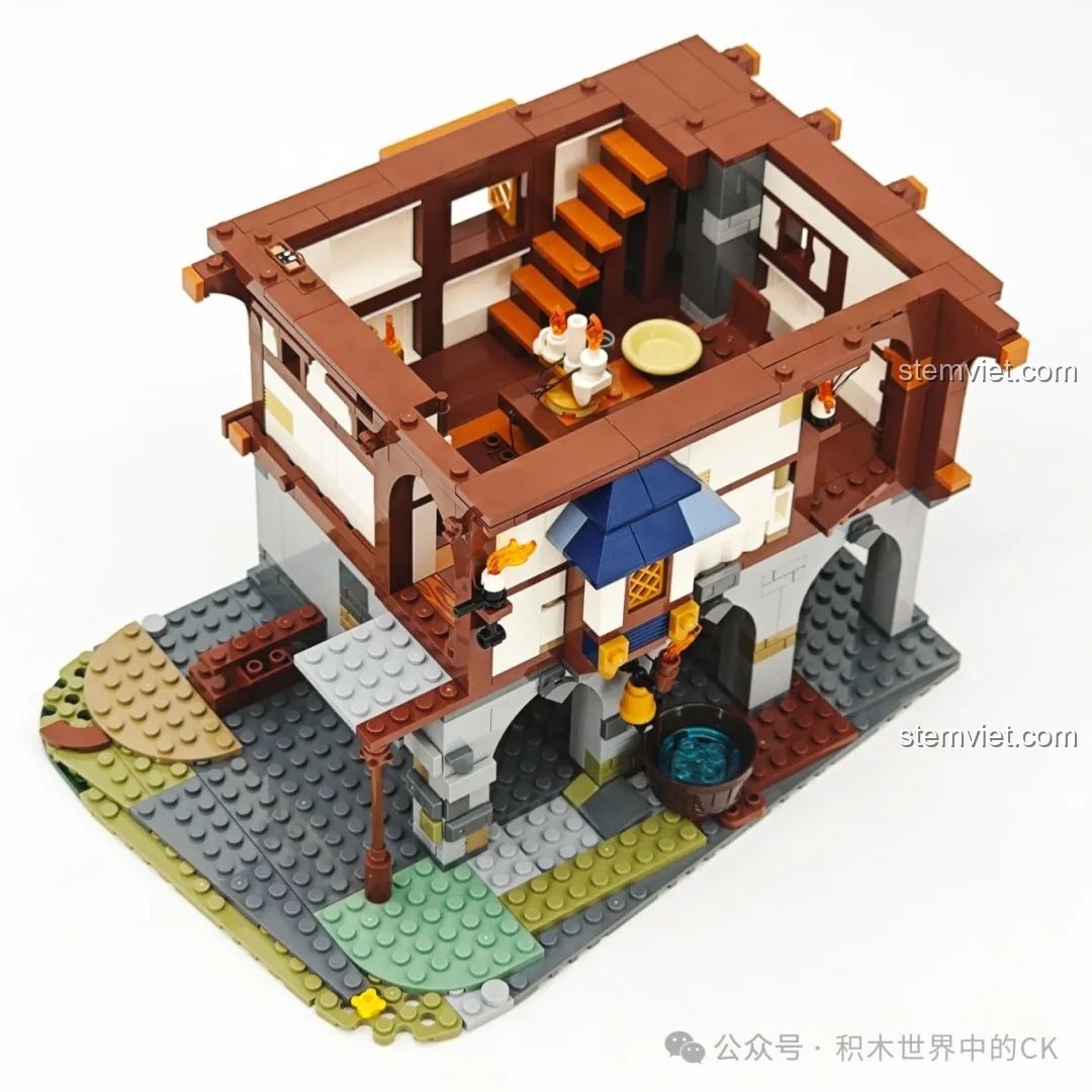 Xây dựng các bức tường và nội thất tầng hai của bộ xếp hình Làng mạc thời Trung cổ F9015, có cầu thang và bàn ăn.