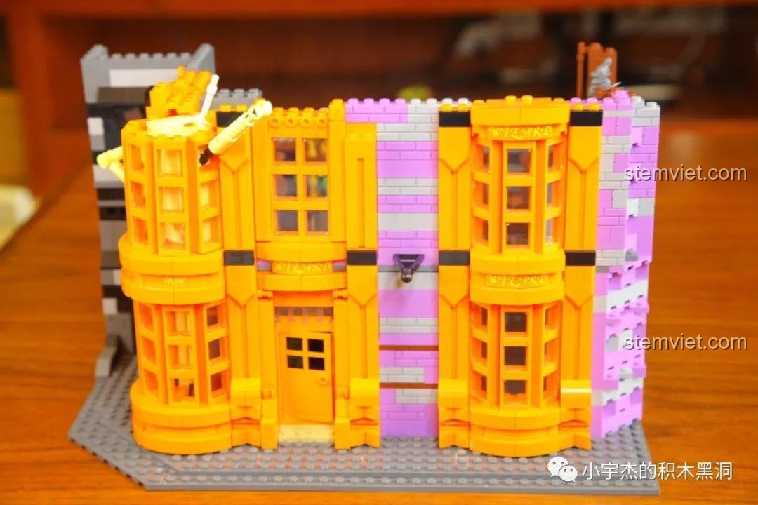 Quá trình xây dựng tầng 2 của mô hình Cửa Hàng Phù Thủy Ranh Mãnh Của Weasley.