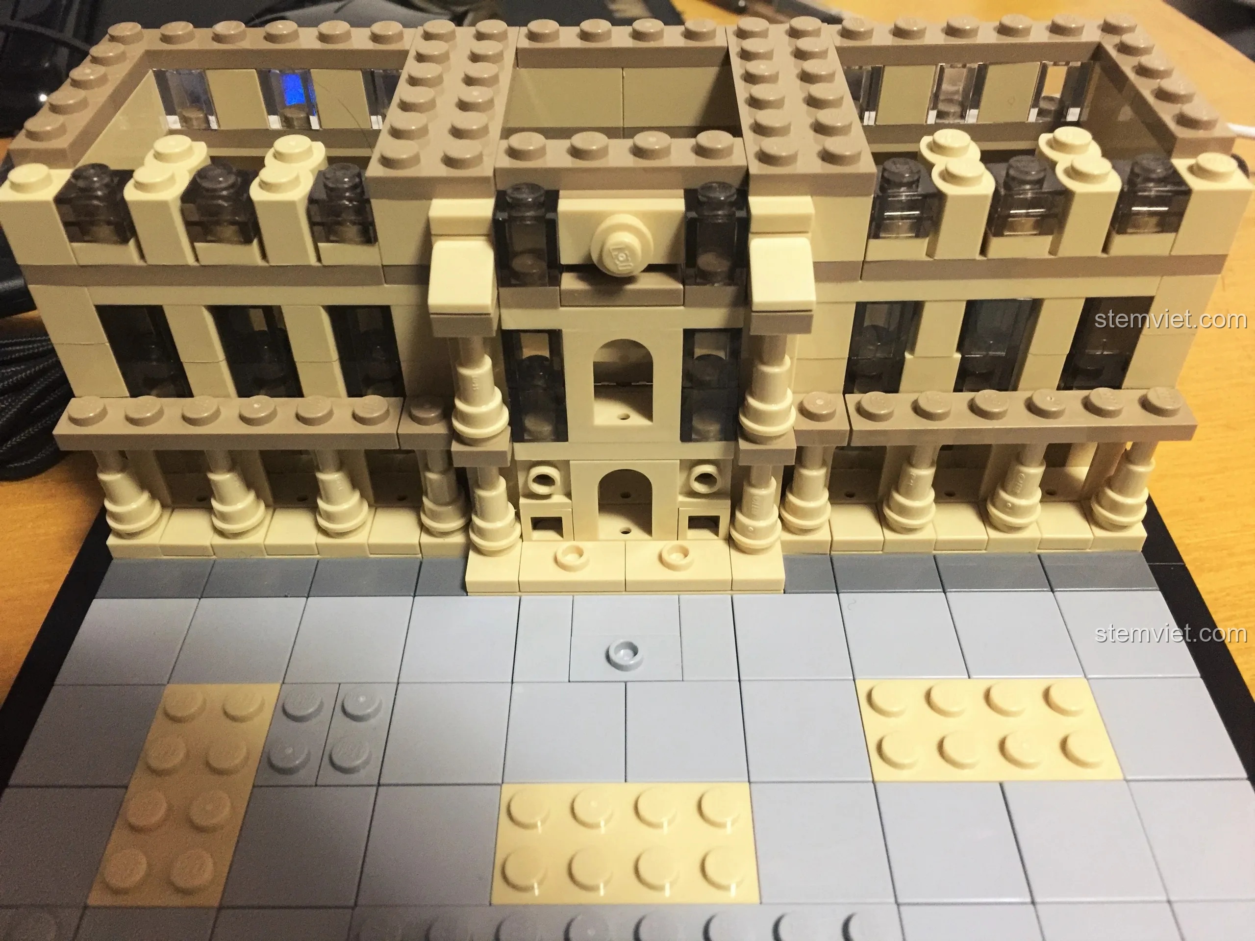 Quá trình xây dựng các tầng trên của cung điện Louvre, mô hình LEGO 21024 ngày càng cao và chi tiết hơn.