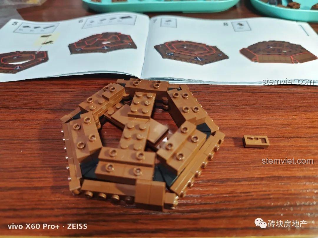 Tiếp tục xây dựng phần thân của mô hình máy hát đĩa than, một công việc đòi hỏi sự kiên nhẫn.