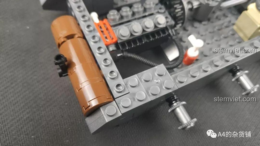 Quá trình xây dựng phần thân của Cỗ xe tăng huyền thoại của Đức Quốc Xã 82010, các chi tiết nội thất dần hoàn thiện.