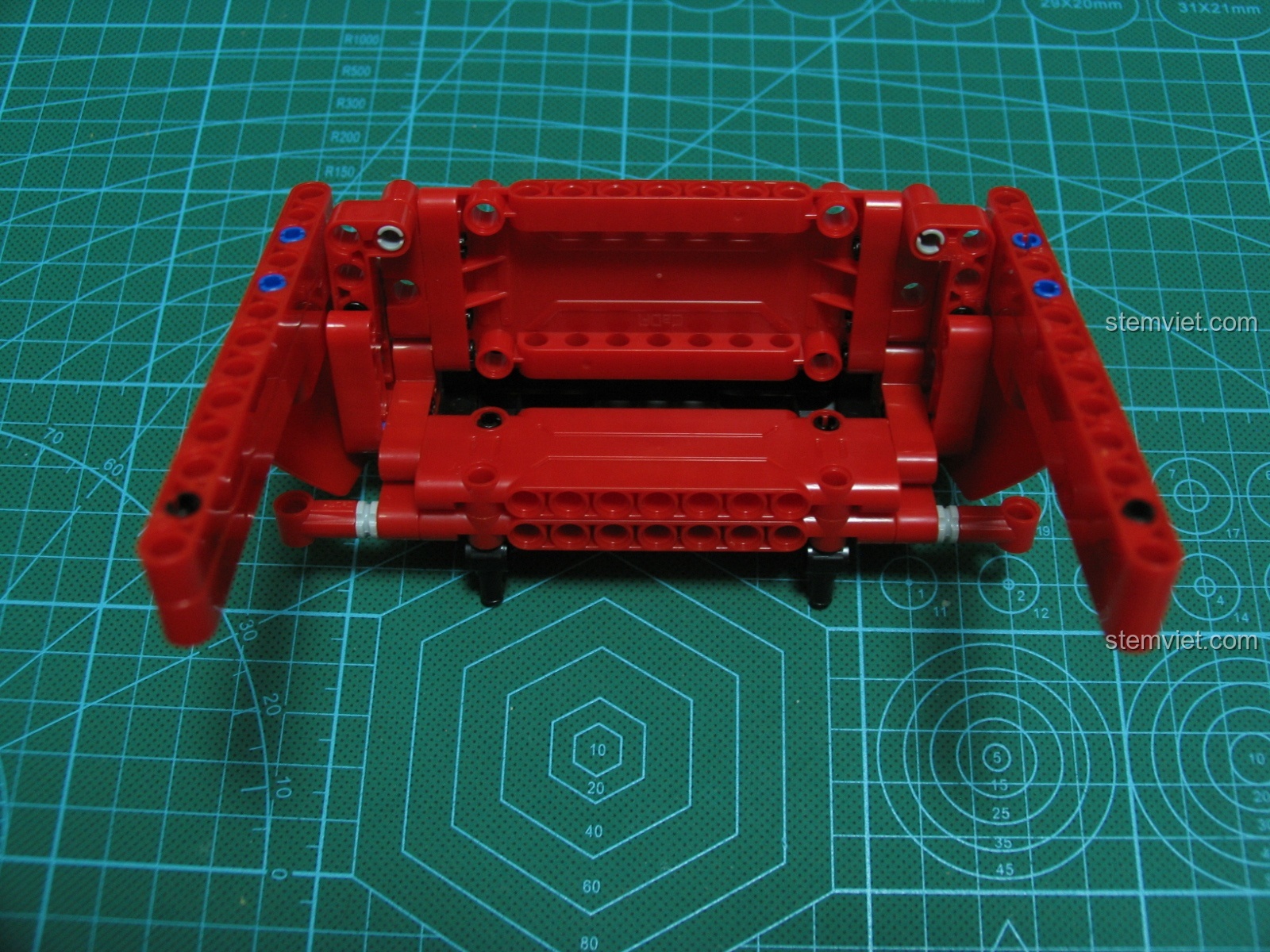 Xe bán tải CaDA C51005 đang di chuyển thẳng, thể hiện khả năng điều khiển mượt mà và ổn định.