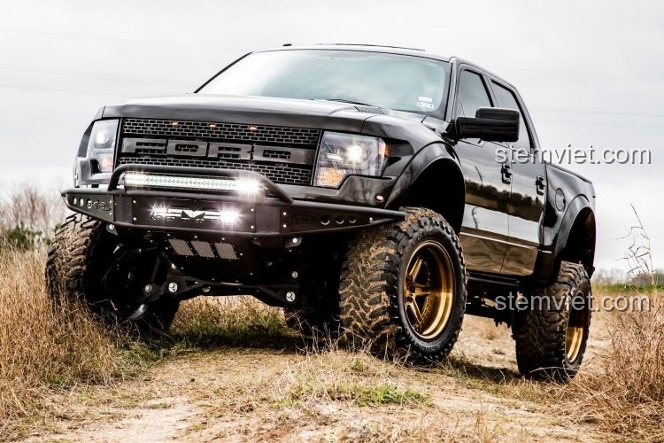 Hình ảnh xe bán tải Ford F-150 thực tế, nguồn cảm hứng cho bộ lắp ráp CaDA C51005, mạnh mẽ và ấn tượng.