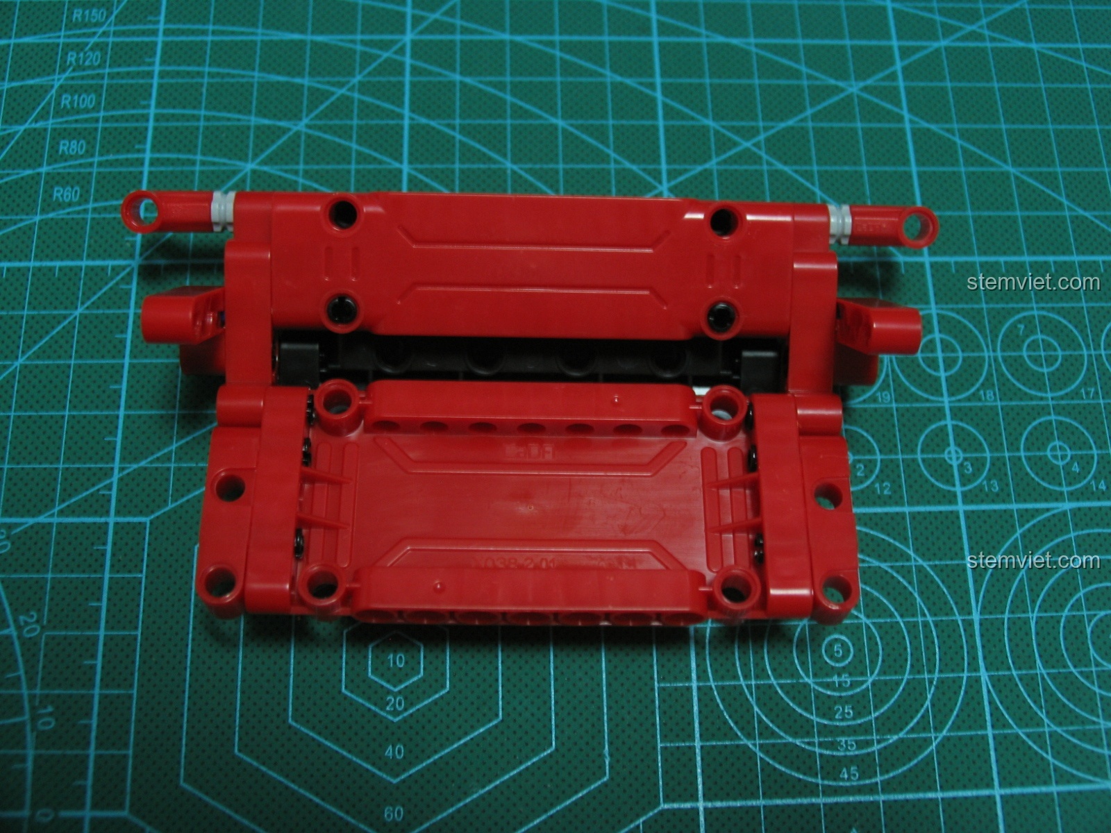 Xe bán tải CaDA C51005 nhìn từ góc 45 độ phía trước, thể hiện thiết kế mạnh mẽ và chi tiết đầu xe.