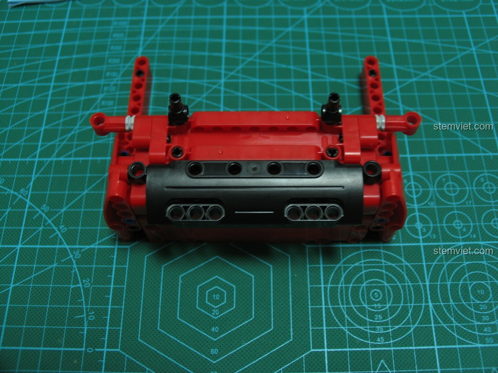 Mô hình xe bán tải CaDA C51005 màu đỏ đã hoàn thành, nhìn từ góc đẹp, thể hiện sự mạnh mẽ và chi tiết của sản phẩm.