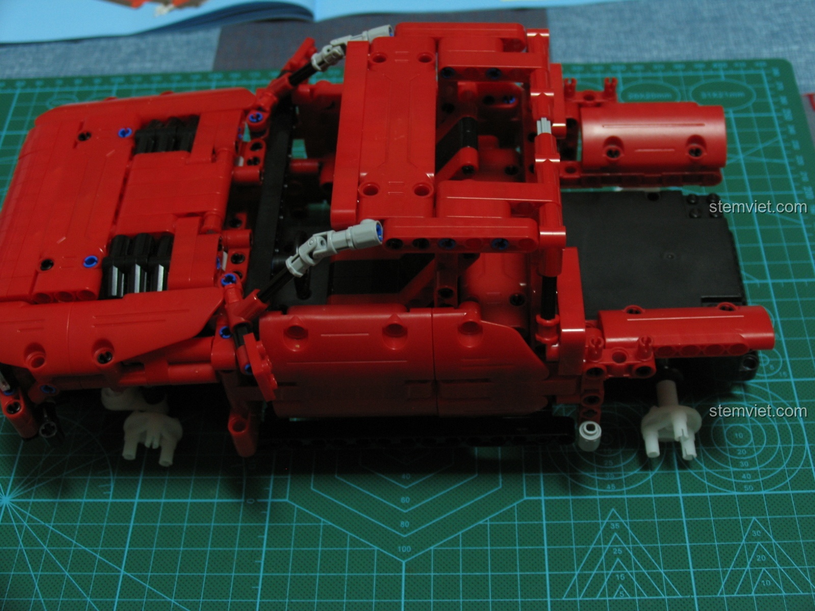 Mô hình xe bán tải CaDA C51005 đã hoàn thành với đầy đủ bánh xe, sẵn sàng cho trải nghiệm điều khiển từ xa.