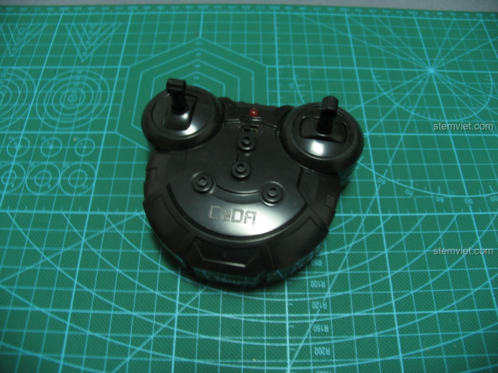 Mô hình xe bán tải CaDA C51005 đã hoàn thành nhìn từ trên xuống, cho thấy tổng thể thiết kế và các chi tiết nóc xe, thùng xe.