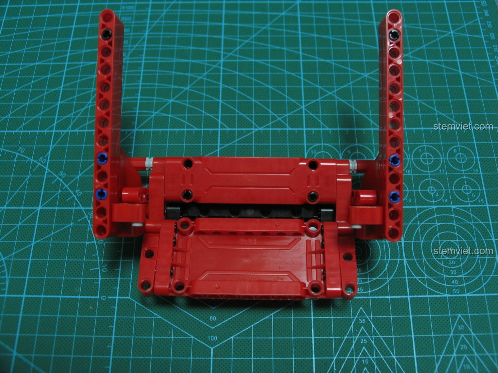 Xe bán tải CaDA C51005 đang rẽ hướng, cho thấy độ linh hoạt của hệ thống lái và khả năng điều khiển dễ dàng.