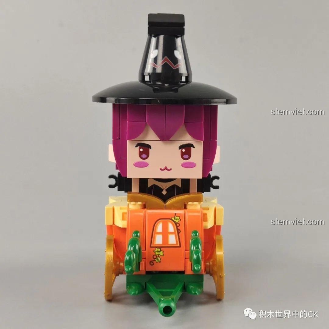 Góc chụp chính diện Xe bí ngô của Lilith, khoe trọn vẻ đẹp ma mị của cô phù thủy và chiếc xe độc đáo.