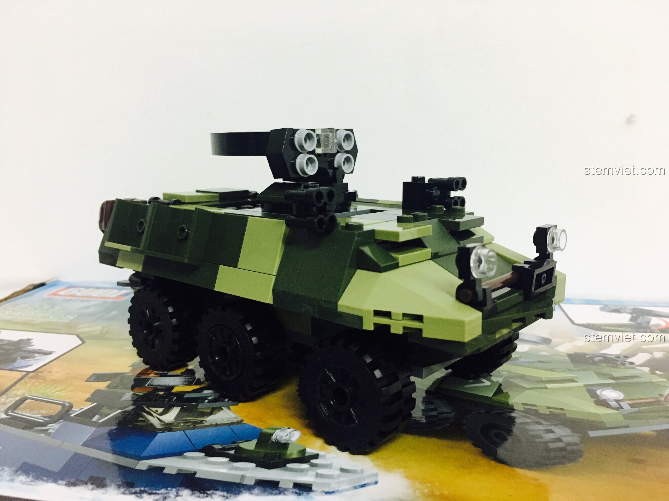 Mô hình xe bọc thép lội nước từ bộ GUDI 8033, một đồ chơi lắp ghép xe bọc thép lội nước cho con trai từ 6 tuổi.