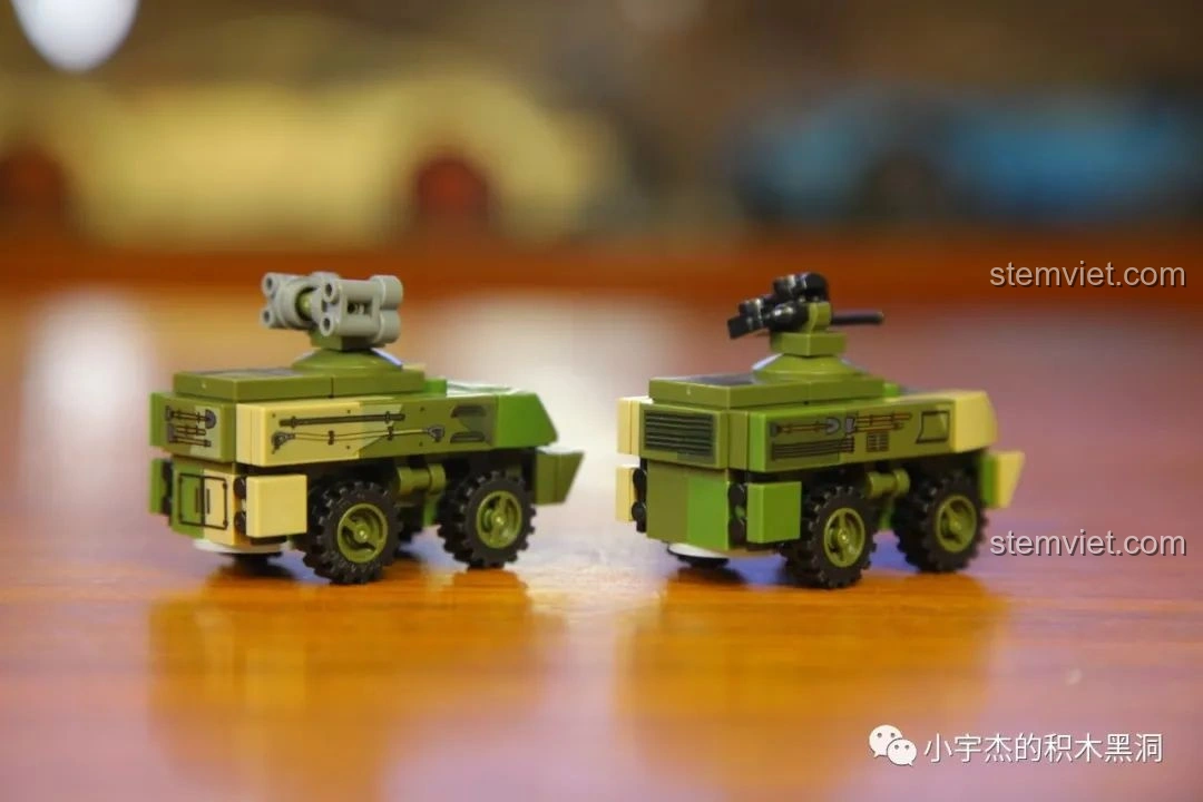 Góc nhìn khác của hai xe bọc thép mini đi kèm bộ lắp ráp Máy bay vận tải quân sự Vận-20 SEMBO 202130