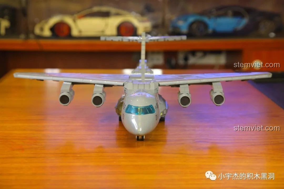 Xe bọc thép mini được đặt vào khoang đuôi của mô hình máy bay vận tải quân sự Vận-20 SEMBO 202130