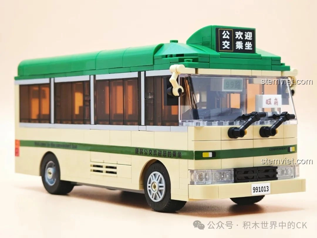 Mô hình ZheGao 991013 Xe Buýt Cổ Điển Hồng Kông nhìn từ góc 3/4 phía trước, với biển hiệu tuyến đường và đèn pha.