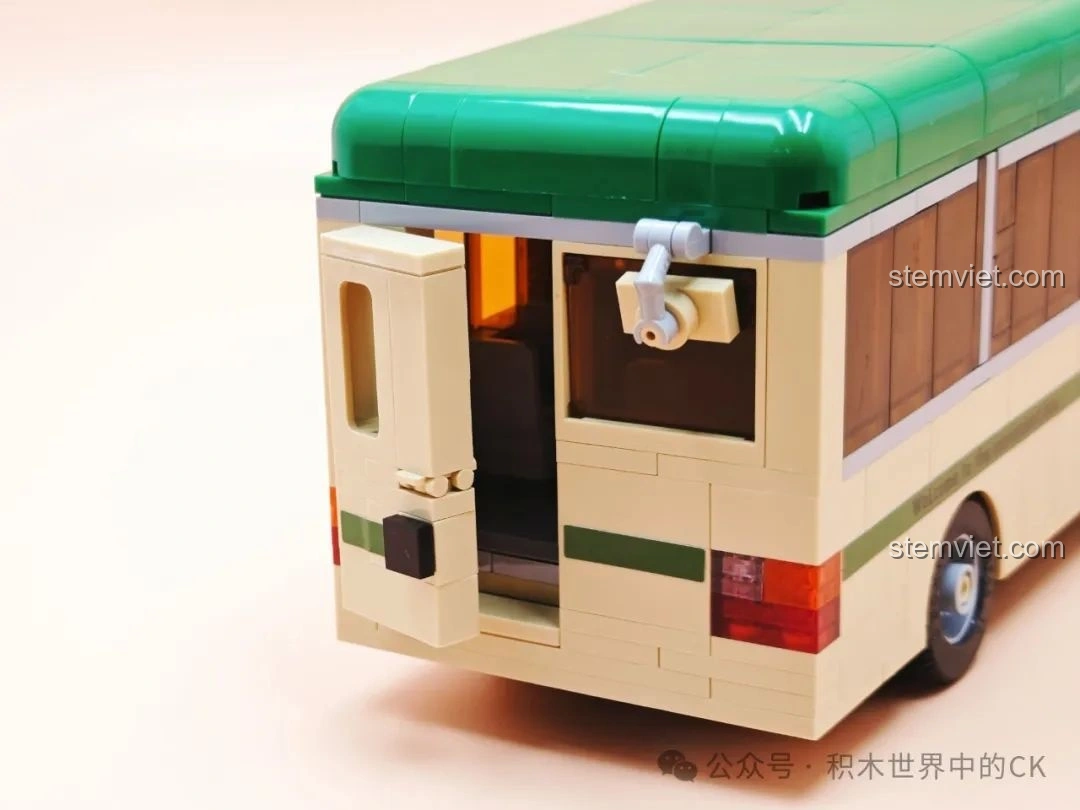 Mô hình ZheGao 991013 Xe Buýt Cổ Điển Hồng Kông nhìn từ trên xuống, mái xe đã được tháo rời để lộ nội thất.