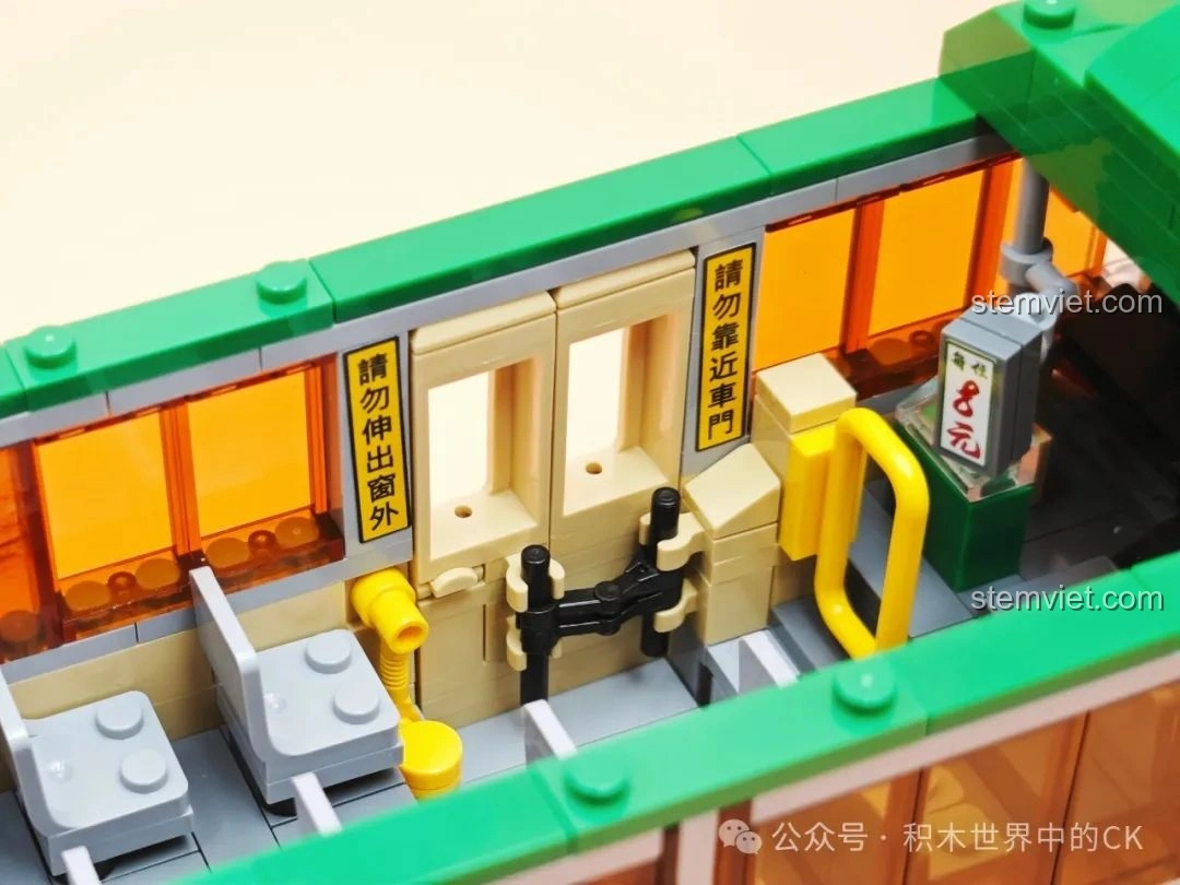 Mô hình ZheGao 991013 Xe Buýt Cổ Điển Hồng Kông đặt cạnh mô hình taxi đỏ, tạo cảnh quan đường phố thu nhỏ.