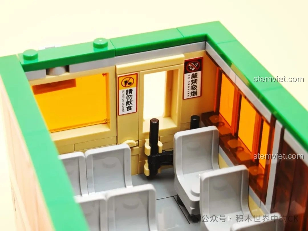 Mô hình ZheGao 991013 Xe Buýt Cổ Điển Hồng Kông cùng nhân vật và trạm xăng, tạo cảnh chơi sáng tạo.