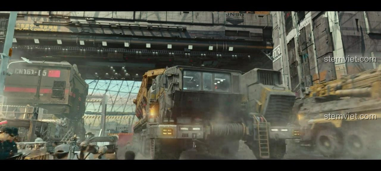 Xe vận tải CN373 xuất hiện trong nhà kho lớn của phim Lưu Lạc Địa Cầu, cho thấy quy mô và sự chuẩn bị cho nhiệm vụ.