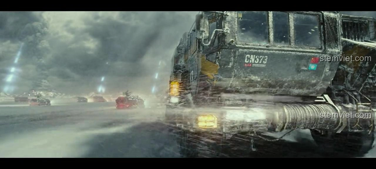 Cảnh xe vận tải CN373 di chuyển qua vùng đất băng giá trong phim Lưu Lạc Địa Cầu, thể hiện sự khắc nghiệt của môi trường.