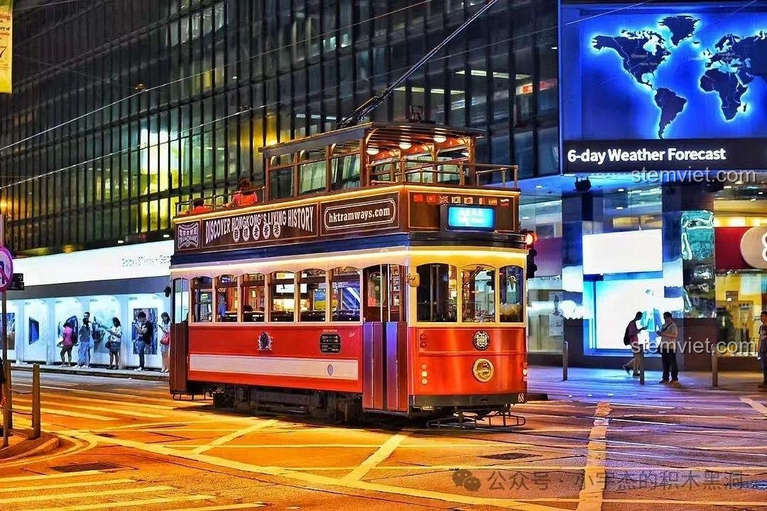 Hình ảnh xe điện cổ điển thực tế tại Hong Kong, nguyên mẫu cho bộ lắp ráp ZHEGAO 991011 Xe Điện Cổ Điển Nostalgic, mang đậm nét hoài cổ.