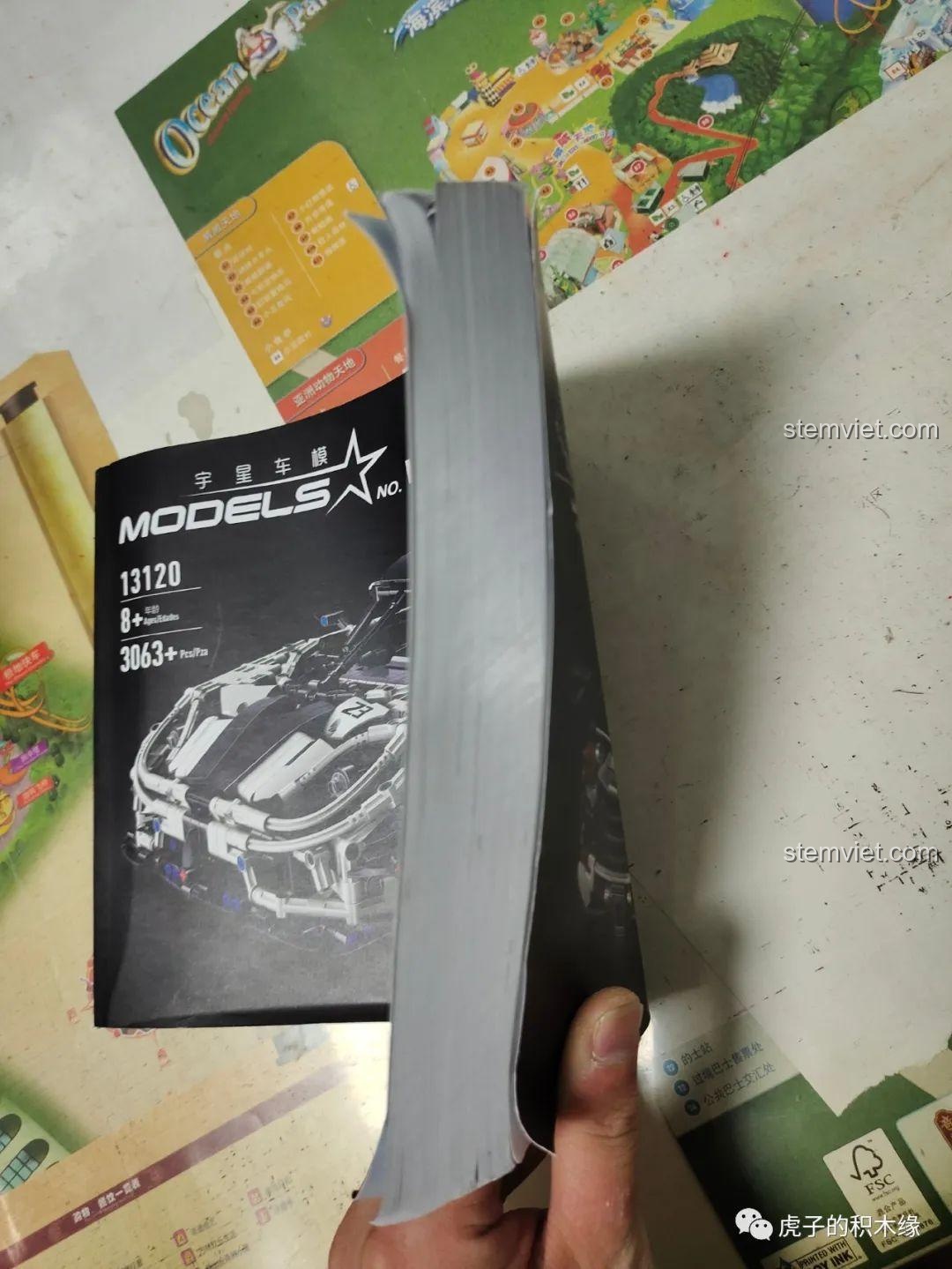 Sách hướng dẫn lắp ráp dày 288 trang của bộ khối lắp ghép Xe đua Koenigsegg One:1 13120S.