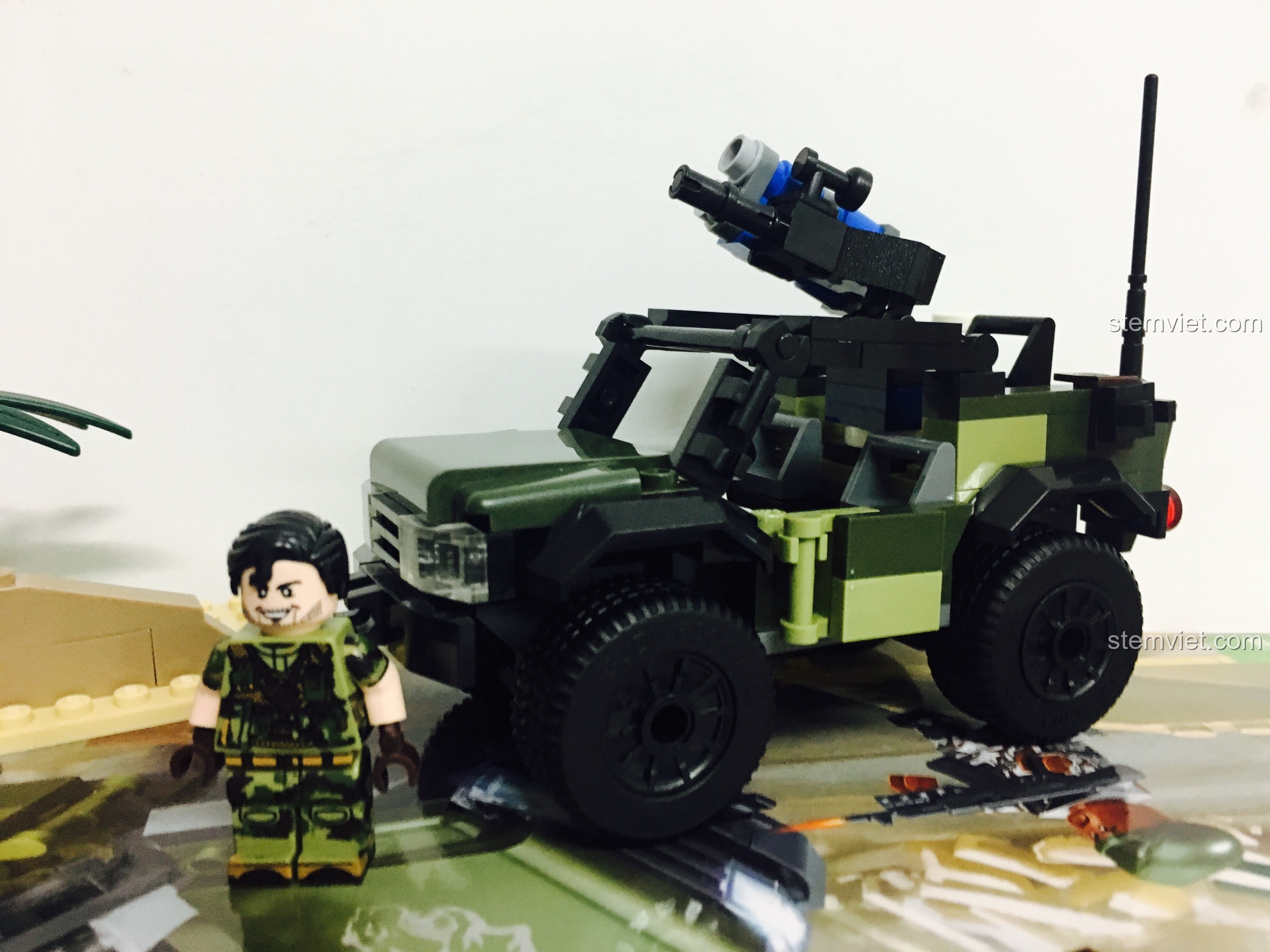Góc nhìn khác của xe Jeep quân sự GUDI 8031, một bộ lắp ráp Bối cảnh xung đột biên giới cho trẻ từ 6 tuổi.