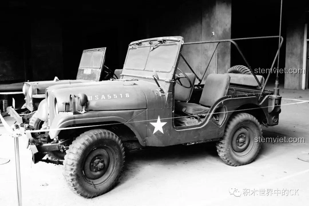 Ảnh đen trắng xe Jeep Willys MB trong bối cảnh quân sự, tái hiện không khí Chiến tranh Thế giới thứ II.