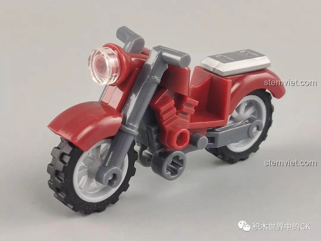 Mô hình xe máy màu đỏ đi kèm bộ đồ chơi lắp ráp Winner 5101 Trực thăng Đại bàng Xanh, với bánh xe và đèn pha.