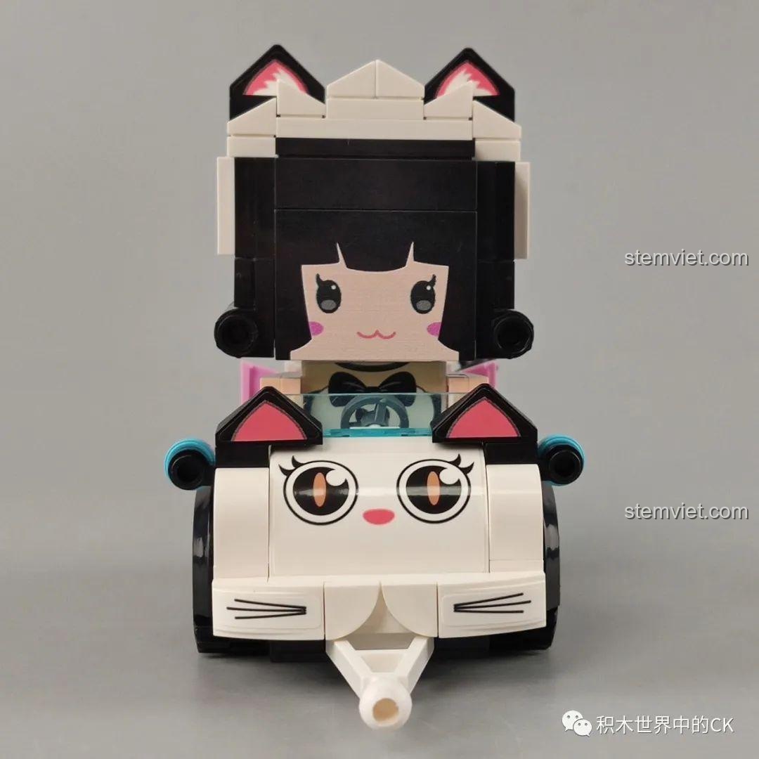 Góc chụp chính diện mô hình Xe Mèo của Liuli Jiang, làm nổi bật đôi mắt to tròn và đôi tai mèo dễ thương.