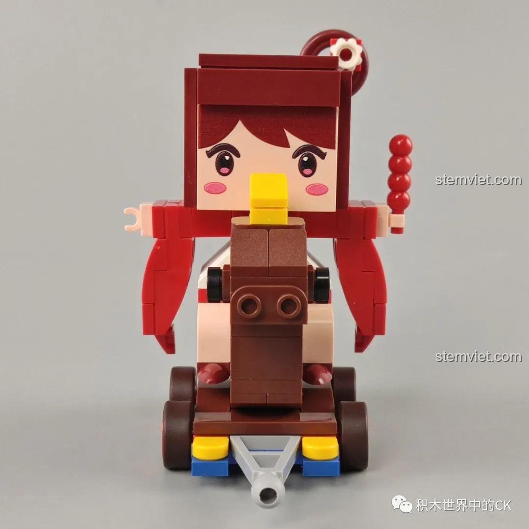 Góc chụp chính diện Xe ngựa gỗ của Hua Xiaolou, khoe trọn vẻ đẹp cổ trang của nhân vật và chiếc xe.