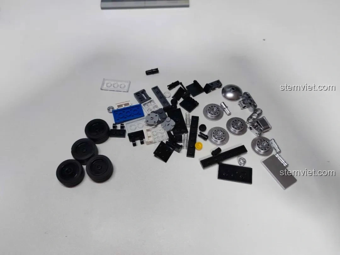 Góc nhìn cận cảnh mô hình xe Pinbo PB8801 Shadow Sprinter ở chế độ bay, làm nổi bật động cơ và chi tiết bánh xe.