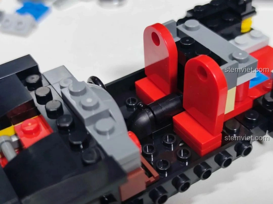 Mô hình xe Pinbo PB8801 Shadow Sprinter hoàn chỉnh ở chế độ ô tô, với thiết kế màu đen và sọc bạc.