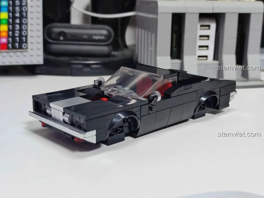 Góc nhìn từ trên xuống của mô hình xe Pinbo PB8801 Shadow Sprinter ở chế độ ô tô, lộ rõ các chi tiết bên trong.