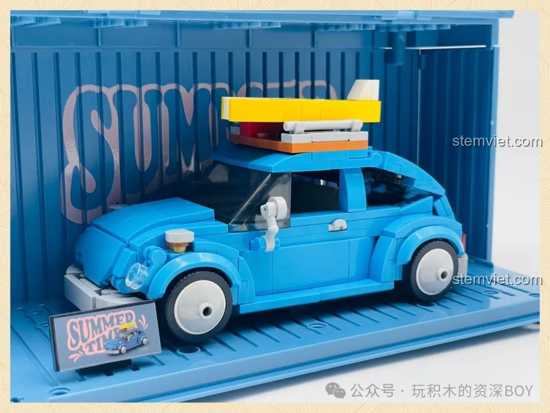 Cận cảnh mô hình Pinbo PB8805 Xe Volkswagen Beetle Cắm Trại bên trong hộp trưng bày, nhìn từ góc nghiêng.