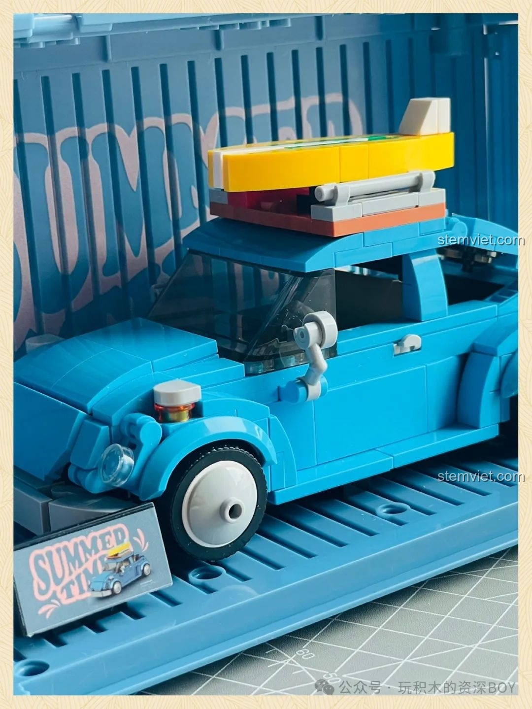 Mô hình Pinbo PB8805 Xe Volkswagen Beetle Cắm Trại hoàn chỉnh được đặt gọn gàng trong hộp trưng bày.