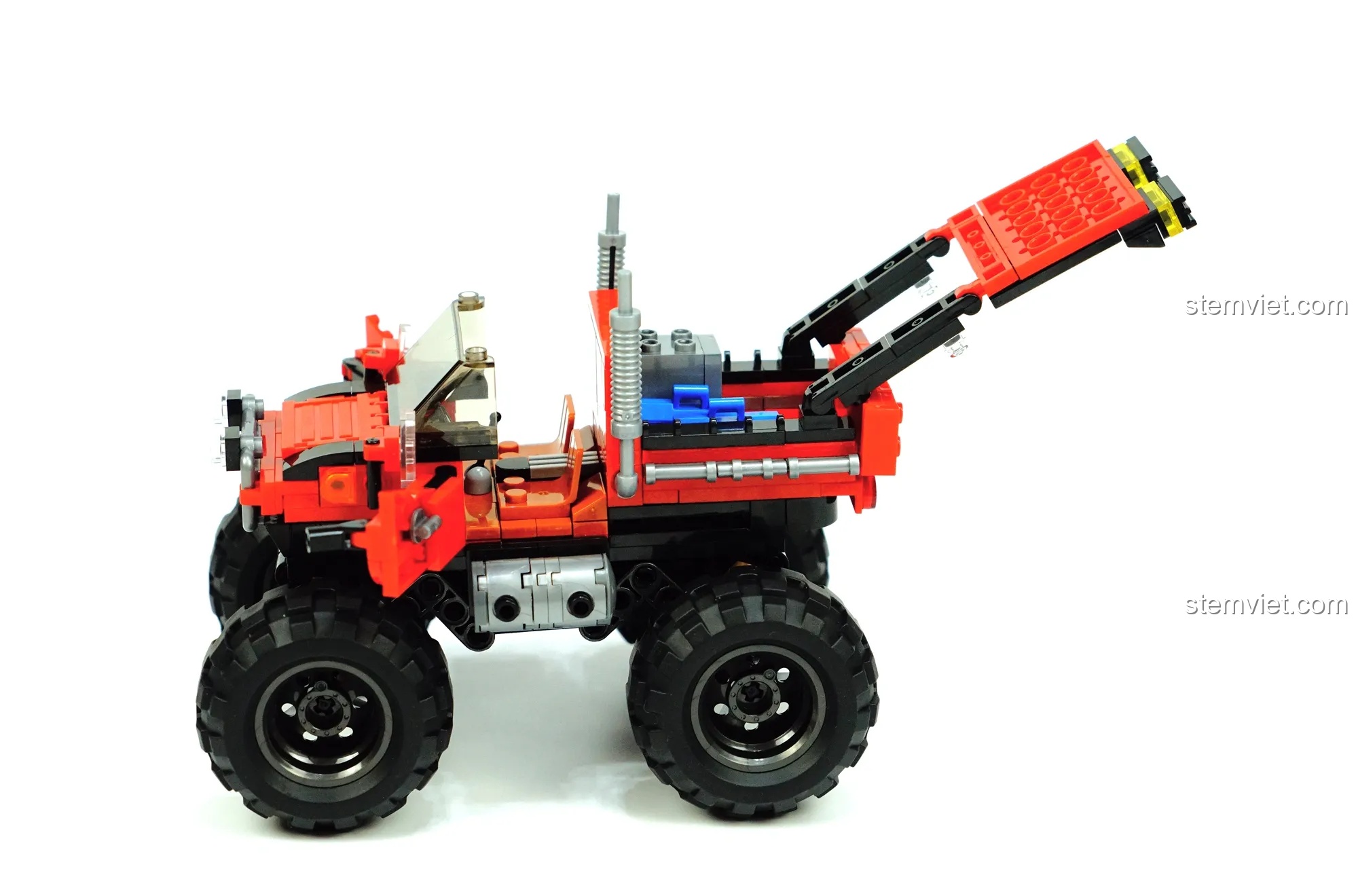 Xe tải quái vật XB-03025 biến thành phiên bản mui trần sau khi tháo rời phần mui.