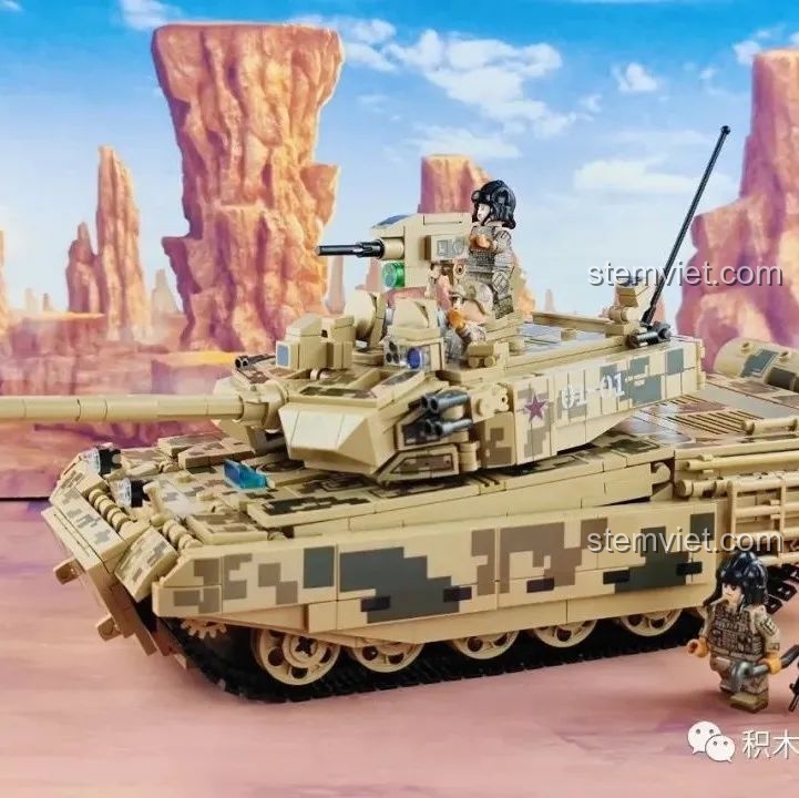 Góc nhìn khác của mô hình xe tăng 99A phiên bản lớn, thể hiện sự đồ sộ và mạnh mẽ của thiết kế.