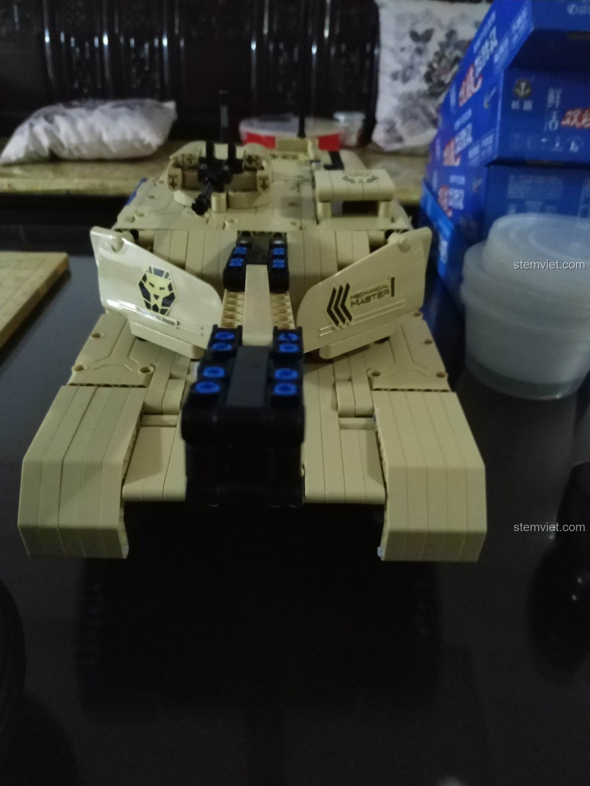 Chiếc Xe Tăng Desert Eagle 9801 màu vàng cát với thiết kế hầm hố, sẵn sàng cho mọi cuộc chiến.