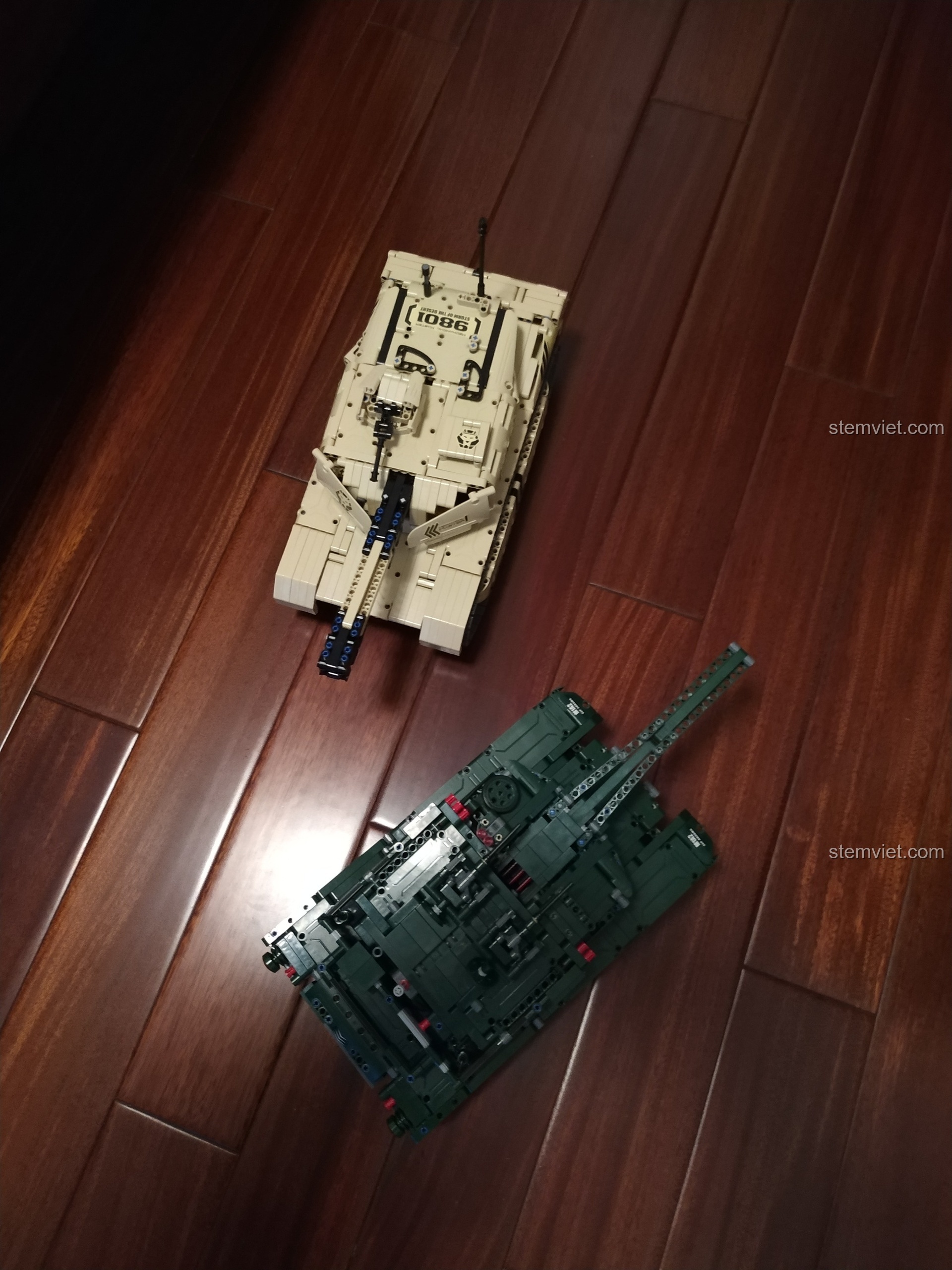 Nhìn từ trên xuống, chiếc Xe Tăng Desert Eagle 9801 thể hiện sự hầm hố và sẵn sàng chiến đấu.