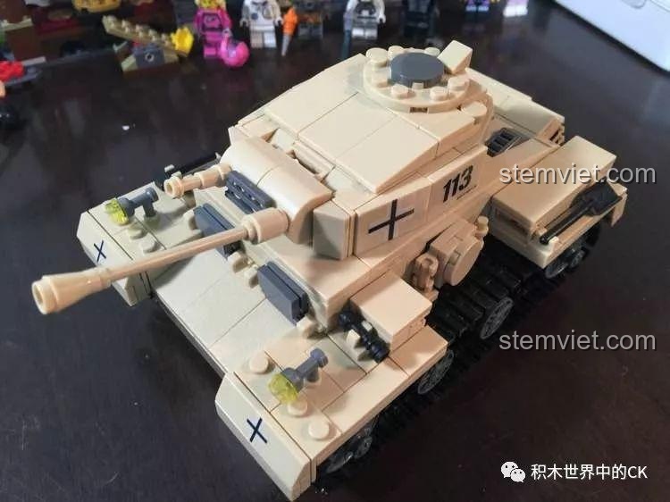 Góc nhìn từ trên cao của bộ lắp ráp Panzerkampfwagen III KAZI, khoe chi tiết tháp pháo và thân xe.