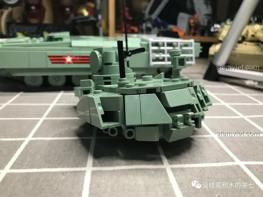 Góc nhìn chính diện của mô hình xe tăng T-14 Armata Jiazhi 0101, rất hầm hố.