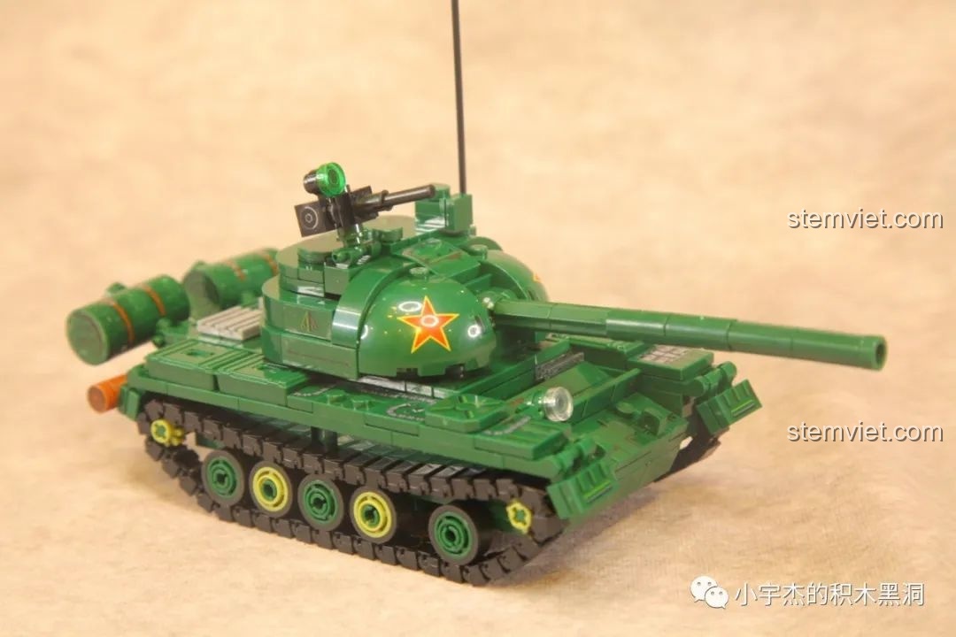 Góc nhìn 3/4 từ phía sau của mô hình xe tăng Type 59 SEMBO 203105, tổng thể cân đối.