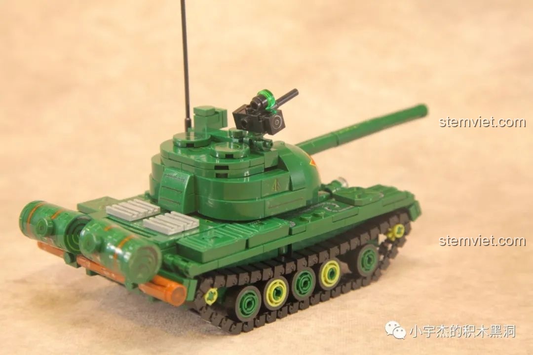 Góc nhìn 3/4 từ phía trước của mô hình xe tăng Type 59 SEMBO 203105, thể hiện sự uy nghi.