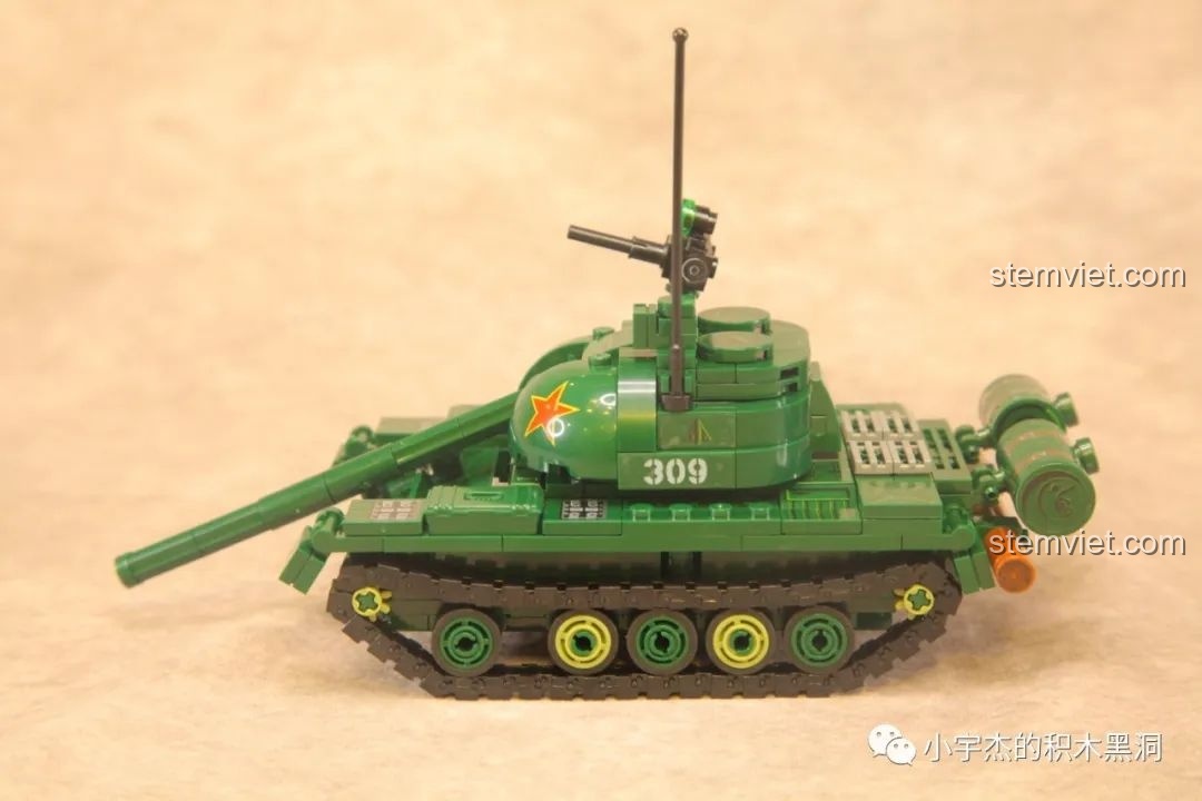 Xe tăng Type 59 SEMBO 203105 với pháo chính có thể nâng lên hạ xuống, thể hiện tính năng linh hoạt.