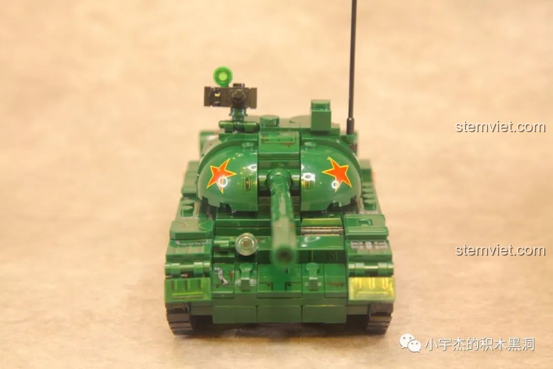 Góc nhìn phía sau của mô hình xe tăng Type 59 SEMBO 203105, chi tiết bình nhiên liệu phụ.