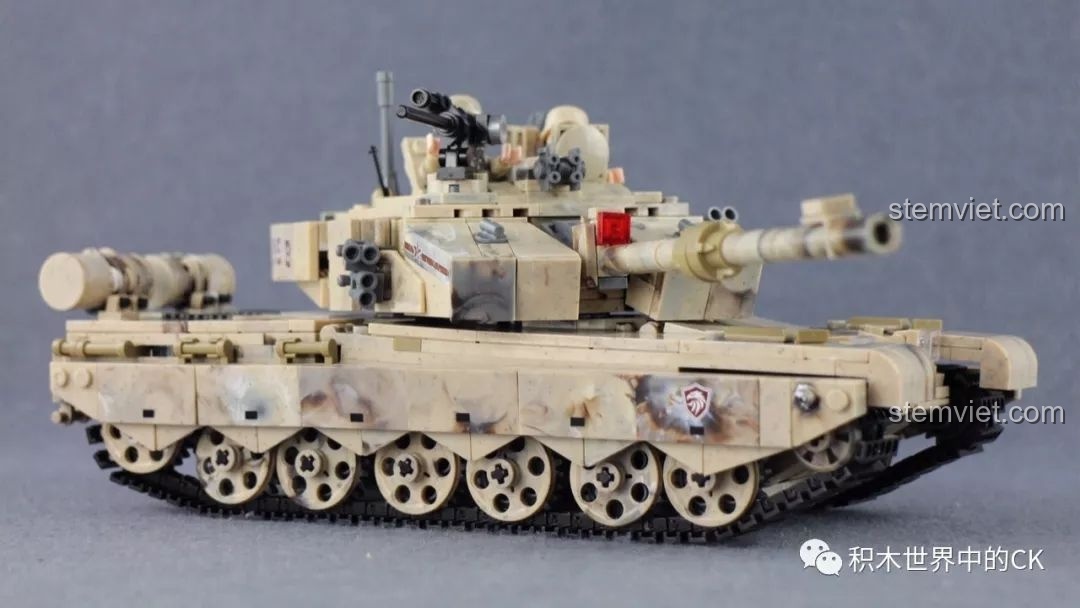 Mô hình xe tăng Type 99 với các minifigure trên tháp pháo, tạo nên một khung cảnh chiến đấu sống động.