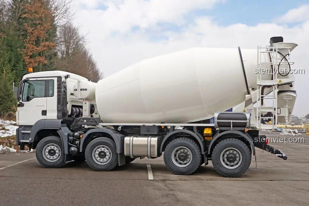 Hình ảnh xe trộn bê tông thực tế, so sánh với mô hình lắp ráp Tycole T4005 để thấy độ chân thực.
