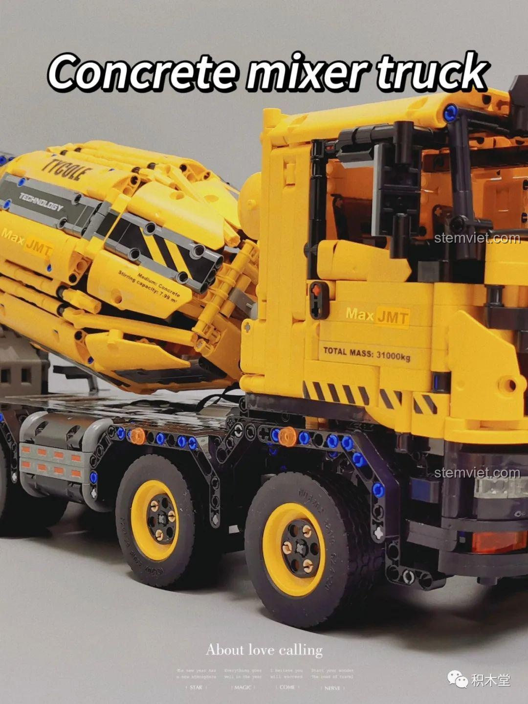 Cận cảnh đầu xe và thùng trộn của bộ lắp ghép Xe Trộn Bê Tông Tycole T4005, chi tiết sắc nét, màu vàng nổi bật.