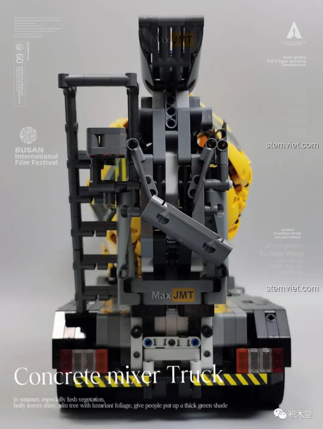 Góc nhìn từ phía sau của bộ đồ chơi lắp ghép Xe Trộn Bê Tông Tycole T4005, thể hiện cấu trúc vững chắc.